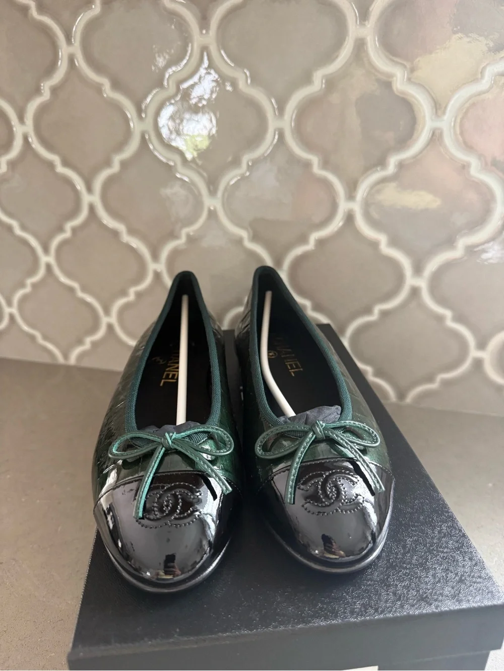 BNWT Chanel 26A Croc Embossed Patent DK Green/Black Ballet Flat Size 36.5